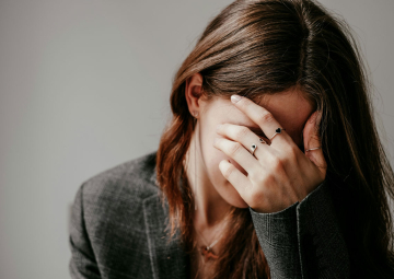 Kiedy zachęcać do terapii, a kiedy wezwać pomoc – praktyczne wskazówki dla rodzin i przyjaciół